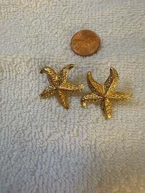 Vintage 1987 Avon Gold Tone Textured Starfish Stud Earrings Nautical Beach Jewel